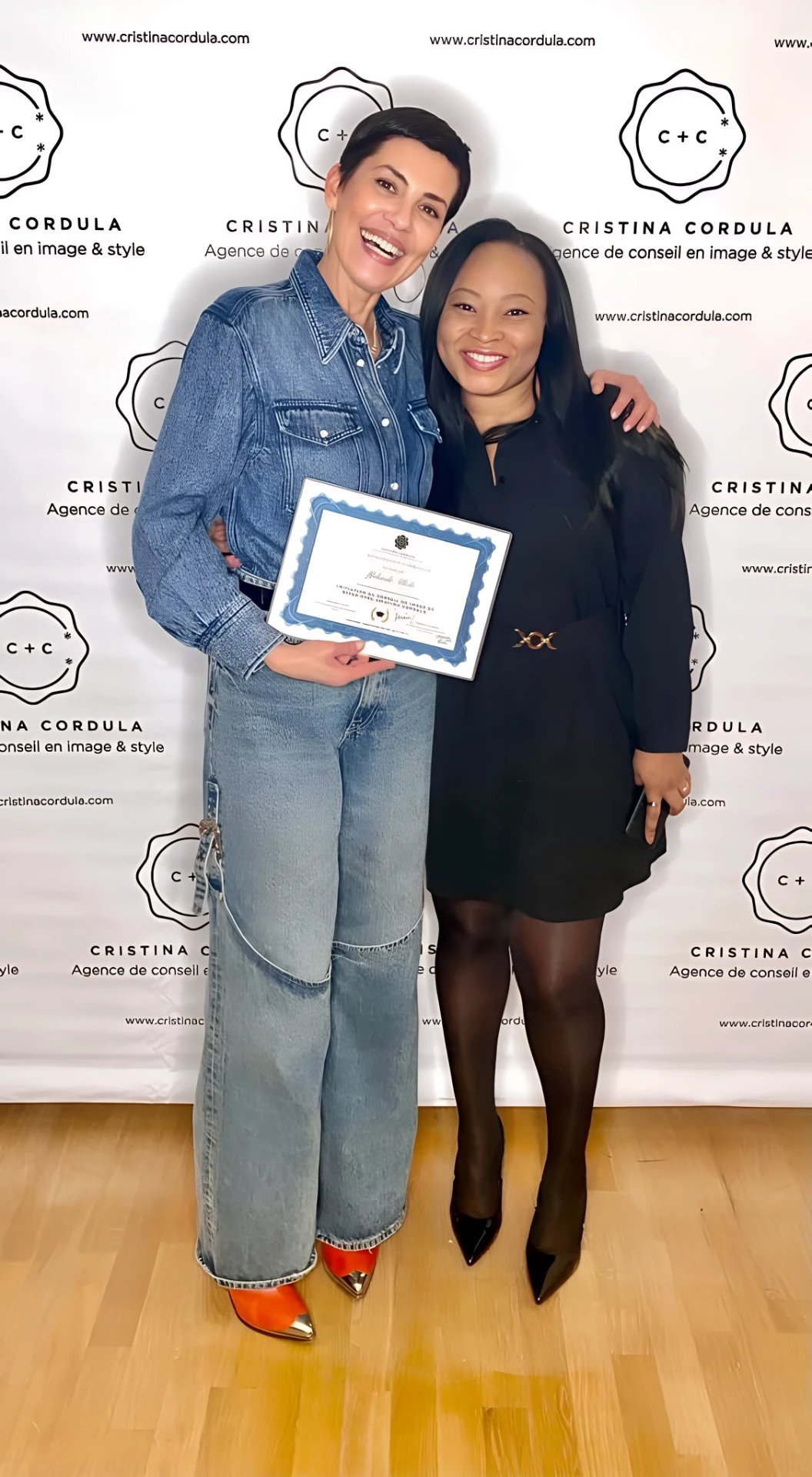 Yolande Authier à Paris avec son certificat, aux côtés de Cristina Cordula