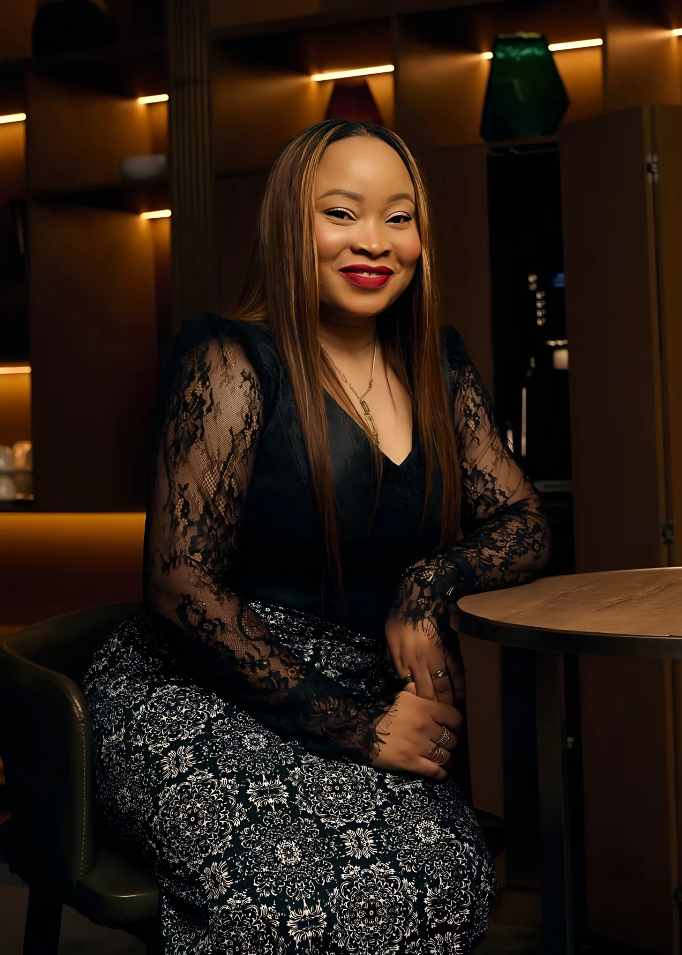 Portrait de Yolande Authier dans un salon feutré