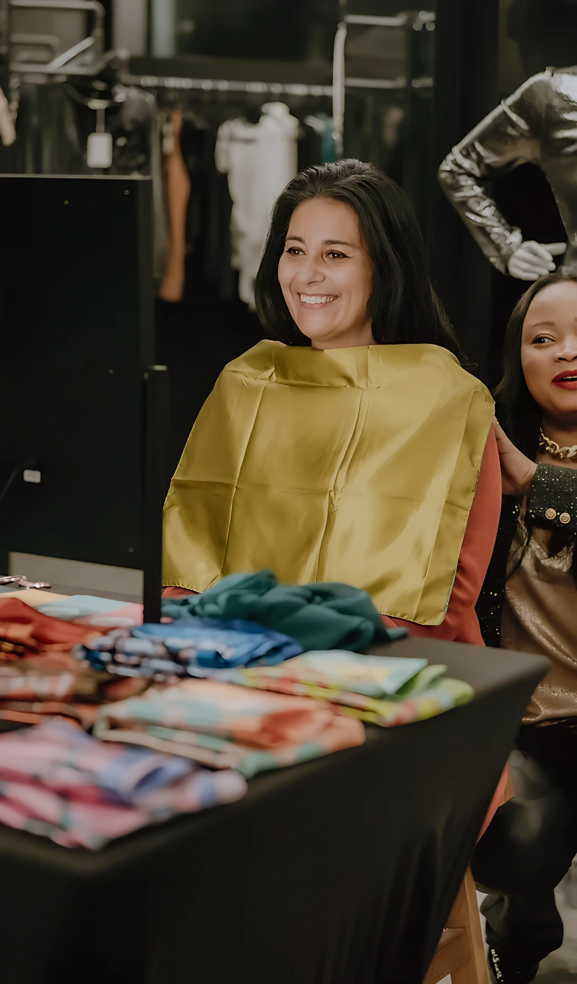 Yolande Authier échangeant avec une cliente autour des tissus et des palettes de couleurs